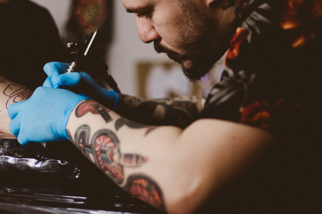 Tatuaggi e lavoro: quali mansioni non puoi fare?
