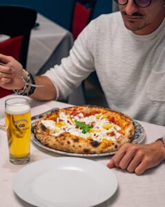 Persona che mangia la pizza